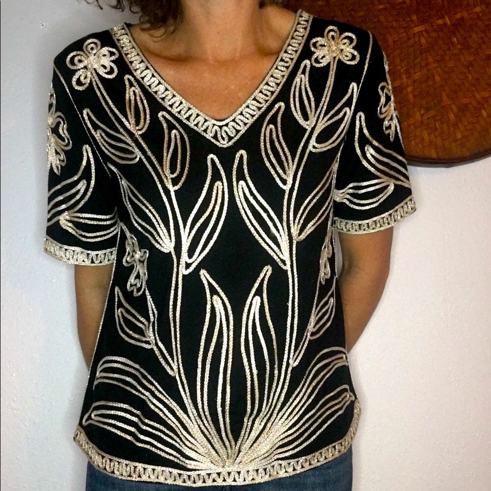 🎩VTG unique gold trim top